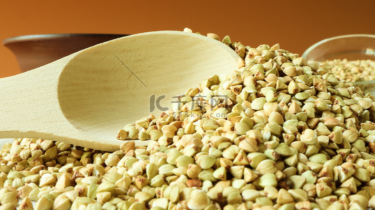 荞麦分散的背景，木勺里的生绿色