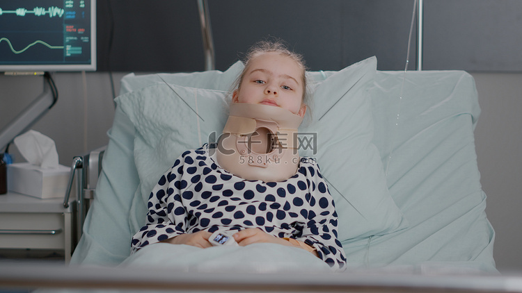 戴着医用颈托躺在床上的住院病童