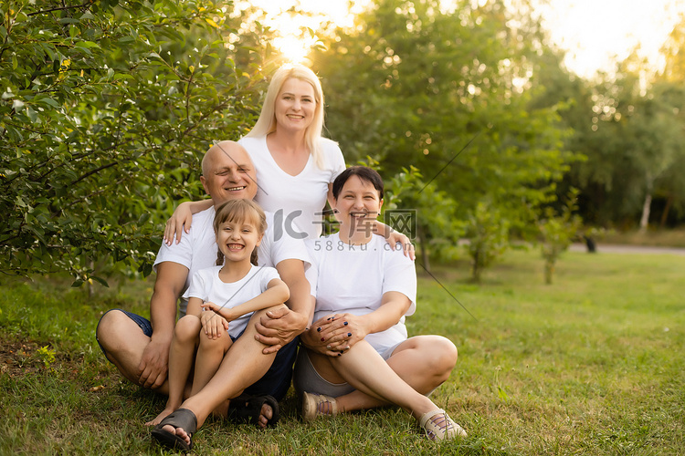 坐在公园里的快乐大家庭的肖像