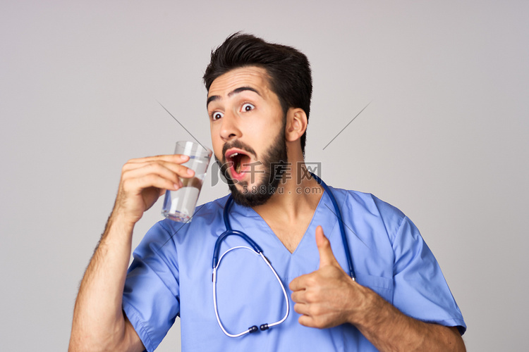 医生营养师一杯水健康特写听诊器
