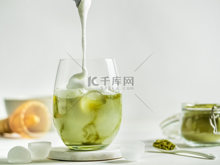 冰抹茶拿铁茶浇奶油