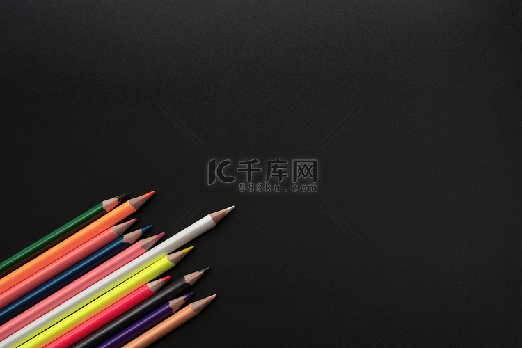 白色铅笔在黑色背景机智上引导其