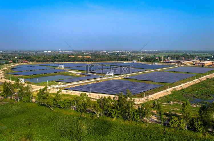 太阳能电池板太阳能发电场从空中