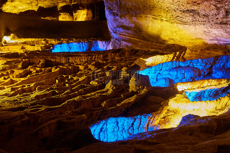 带有橙色和蓝色灯光的地下洞穴细