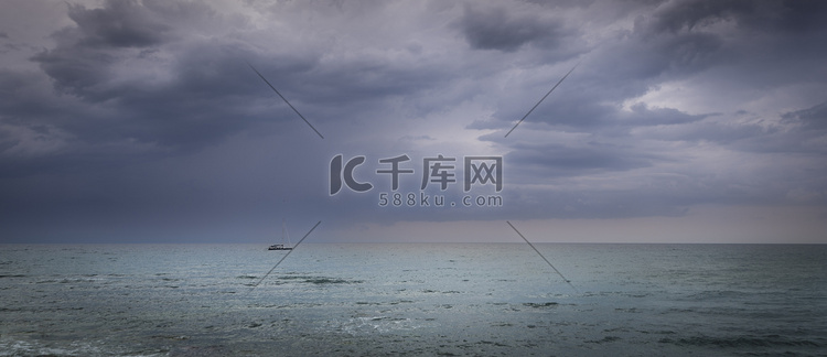 暴风雨前的帆船在公海上