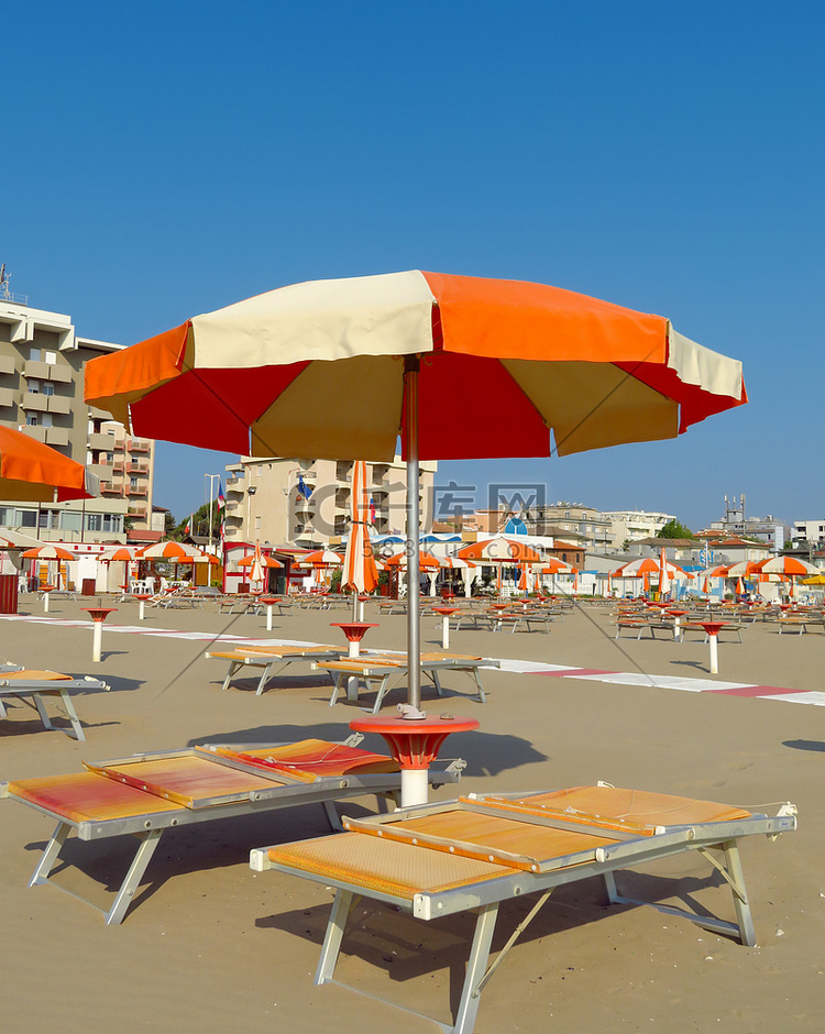 里米尼 - 橙色遮阳伞和日光浴床