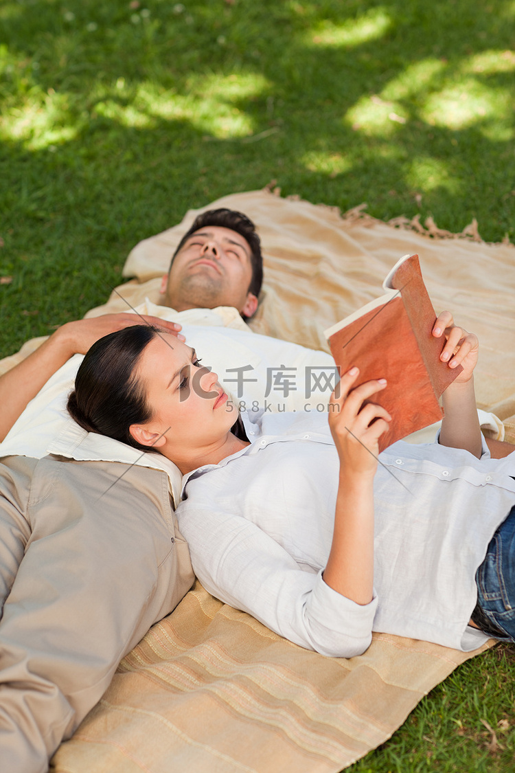 夫妇在公园读书