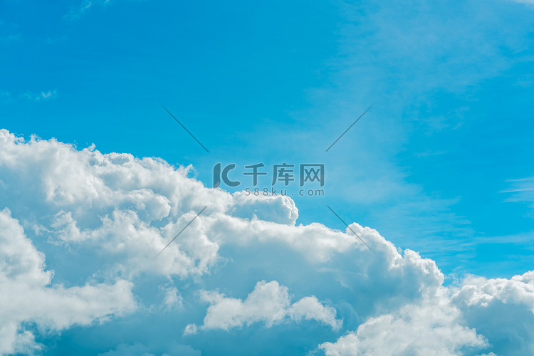 美丽的蓝天和白色积云抽象背景。