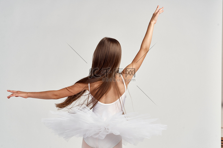 穿着白色服装足尖鞋芭蕾舞短裙的