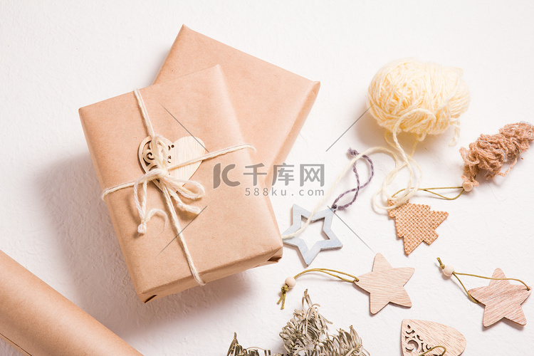 圣诞节或新年的环保礼盒包装、木
