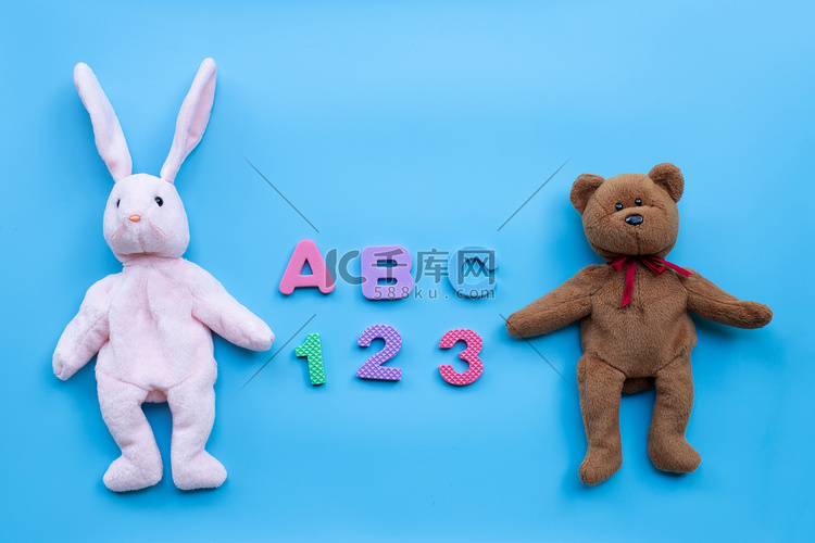 兔娃娃和熊玩具与英语字母表和数