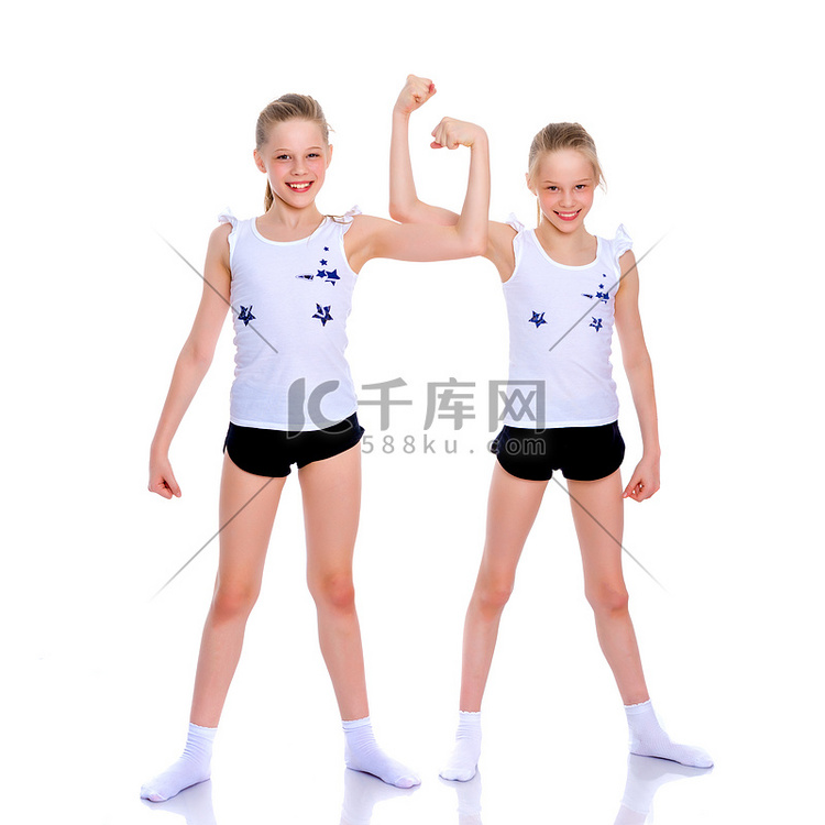 女子体操运动员展示她们的肌肉。