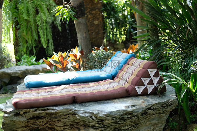 三角靠背枕头和折叠床垫，供休息