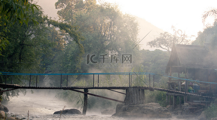 新鲜的河水慢慢流动的美丽景色