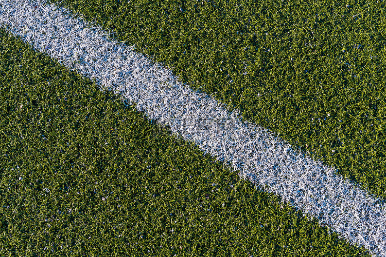 绿色人造足球场上的白线