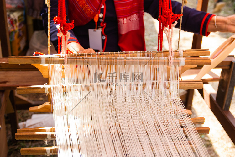 家用织机编织 — 泰国自制丝绸