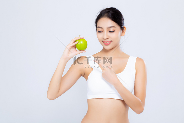 肖像亚洲女人微笑着拿着青苹果果