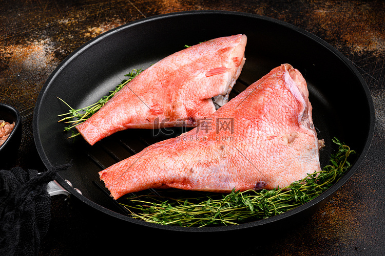 红海鲈鱼生鱼片，在煎铸铁锅中，