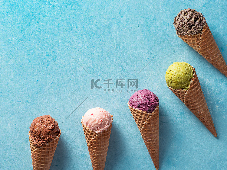 锥形冰淇淋勺，蓝色复制空间