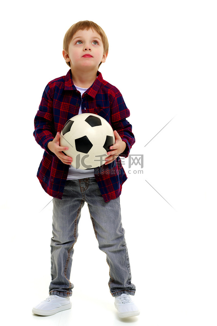 小男孩正在踢足球。