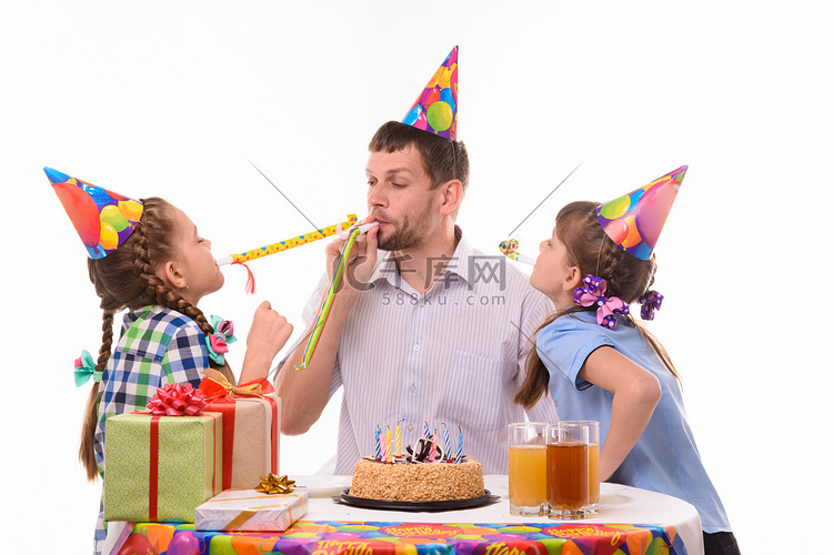 孩子们和爸爸在生日聚会上高兴地