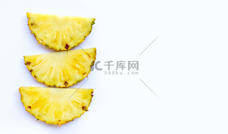 在白色背景的新鲜的菠萝切片。