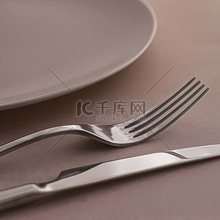 空盘子和餐具作为模型设置在棕色