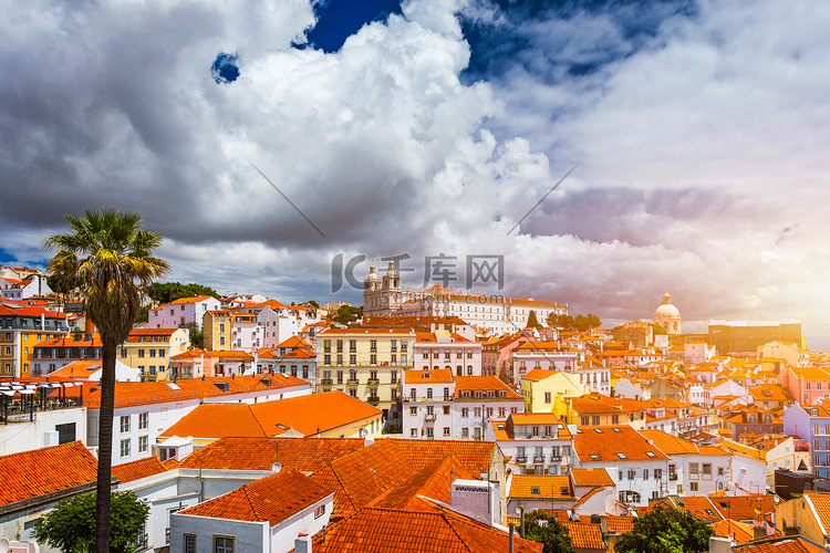 里斯本，葡萄牙城市天际线在阿尔