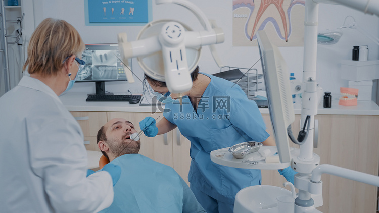 牙科团队在口腔科柜中进行拔牙