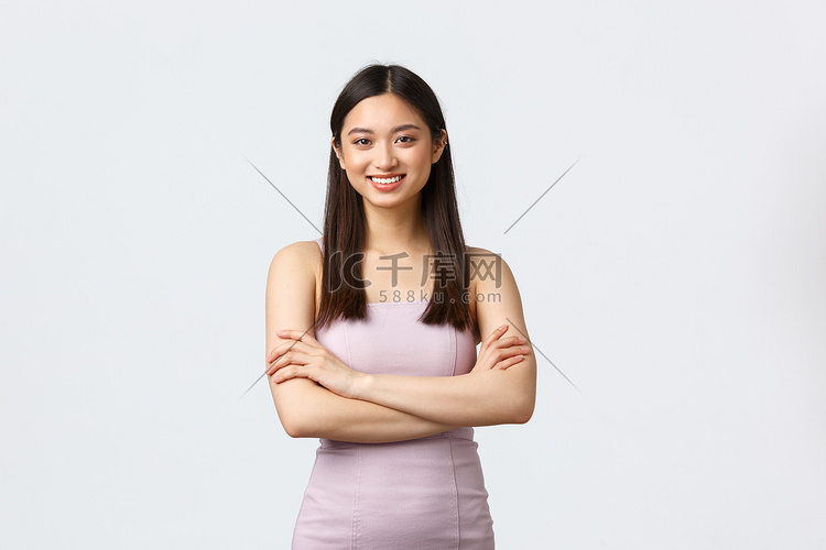 身着优雅礼服的美丽亚洲女性参加