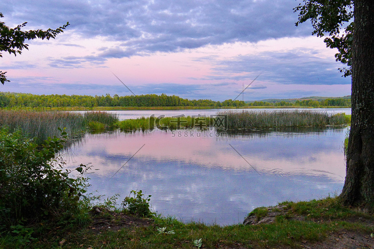 粉蓝色的日落和美丽的湖泊，被长