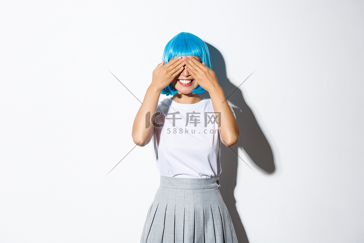 戴着蓝色假发的梦幻可爱亚洲女孩