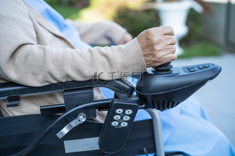 亚洲老年或老年老妇患者在护理医