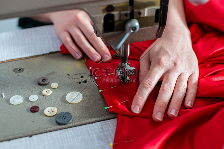 缝纫机和纽扣上的妇女细节