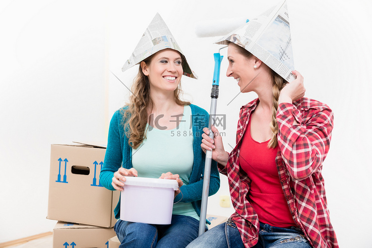 两个女性朋友装修新房