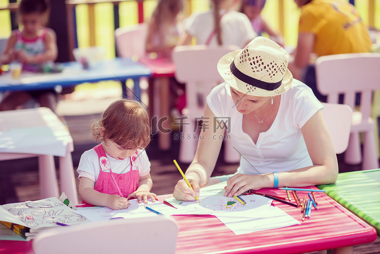 妈妈和小女儿画彩色的图画