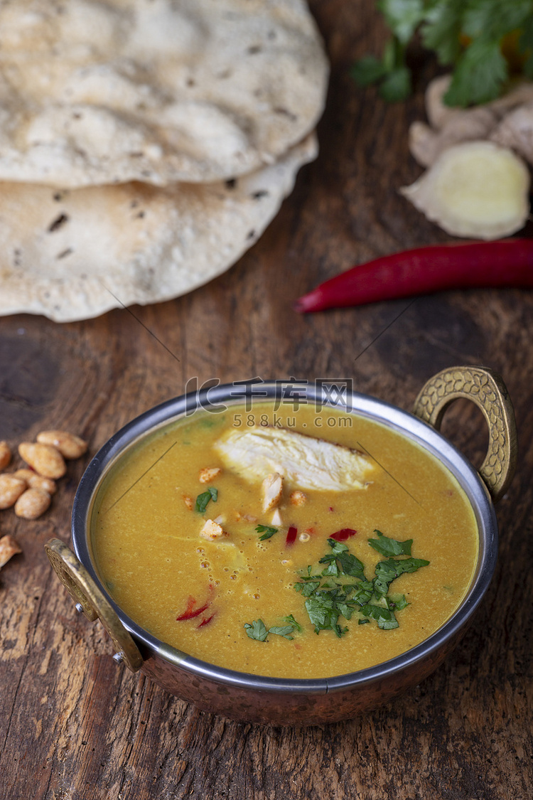 黄铜碗里的印度 Mulligatawny 汤