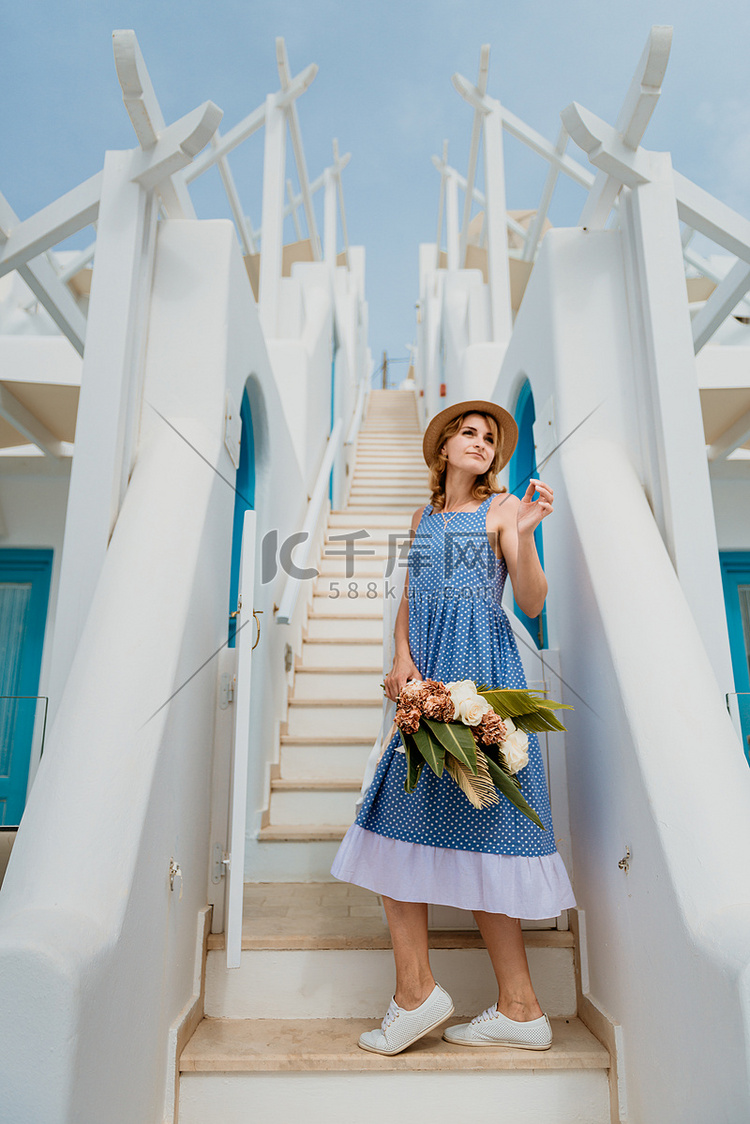 美丽的女孩带着花束沿着希腊欧洲