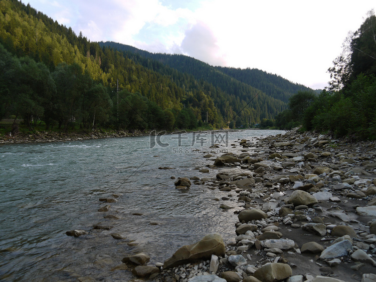 一条浅山河流，清澈的河水布满石