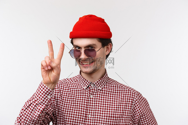 身穿红色无檐小便帽、太阳镜和格