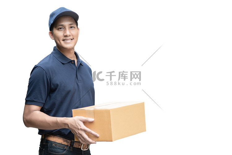 亚洲送货员或乘客拿着一个纸板箱