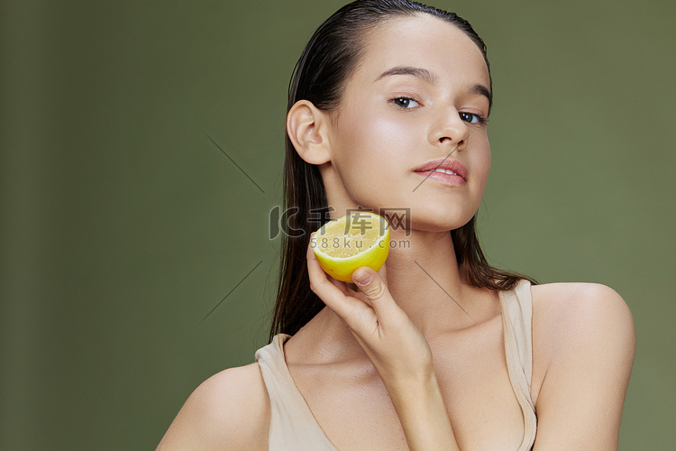 年轻女子脸上有柠檬清洁皮肤护理