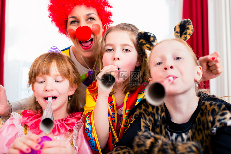 孩子们的生日聚会上有小丑和很多