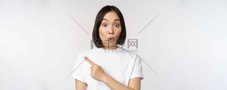 日本年轻女性微笑的特写，用手指