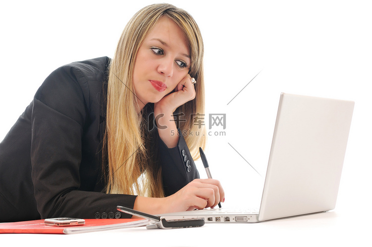 一名年轻女孩在笔记本电脑上工作