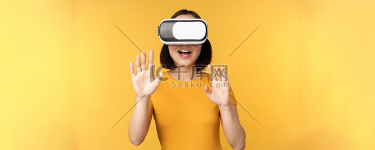 年轻的亚洲女性在 VR 中玩耍