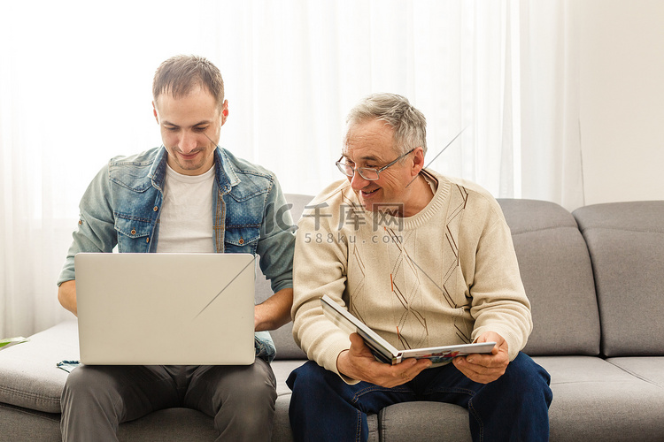 老父亲阅读专辑和他的儿子使用平