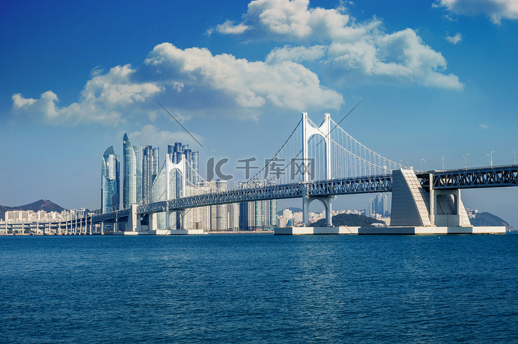 韩国釜山的广安大桥和海云台海。