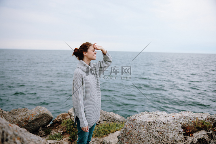 美丽的女人毛衣阴海欣赏自然女性