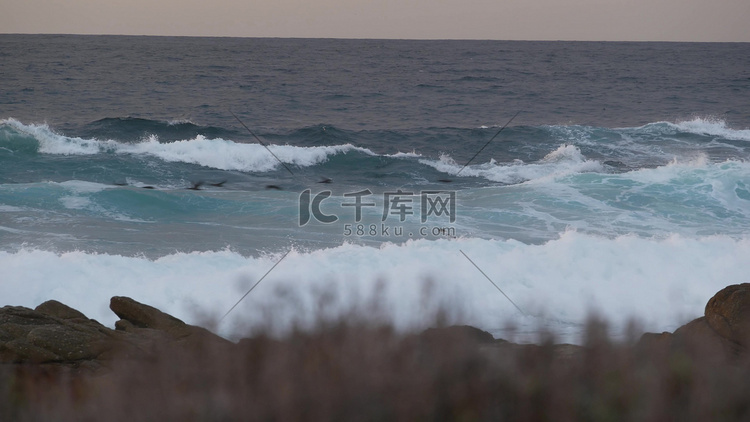 岩石海洋海岸，剧烈的海浪，加利